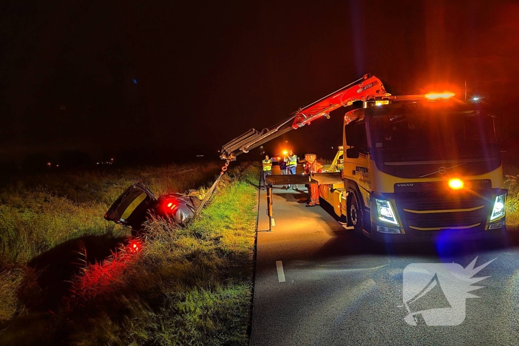 Auto vliegt uit de bocht en belandt ondersteboven in sloot