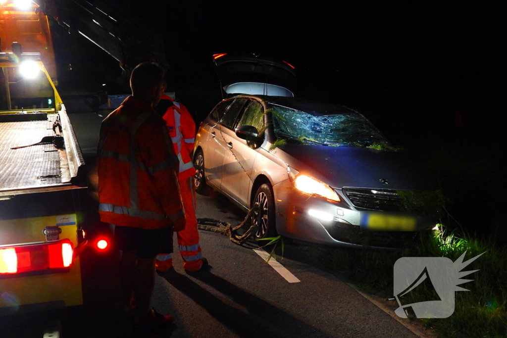 Auto vliegt uit de bocht en belandt ondersteboven in sloot