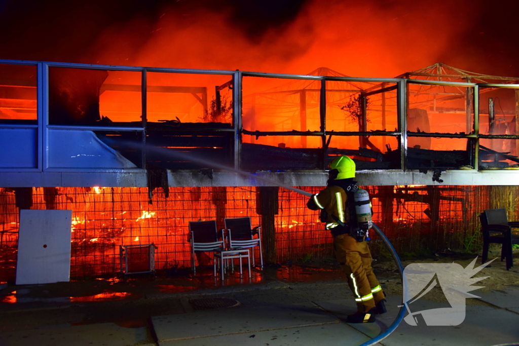 Strandtent verwoest door vlammenzee