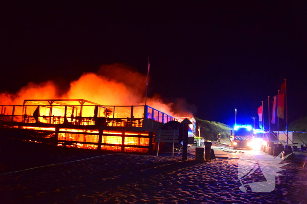 Strandtent verwoest door vlammenzee