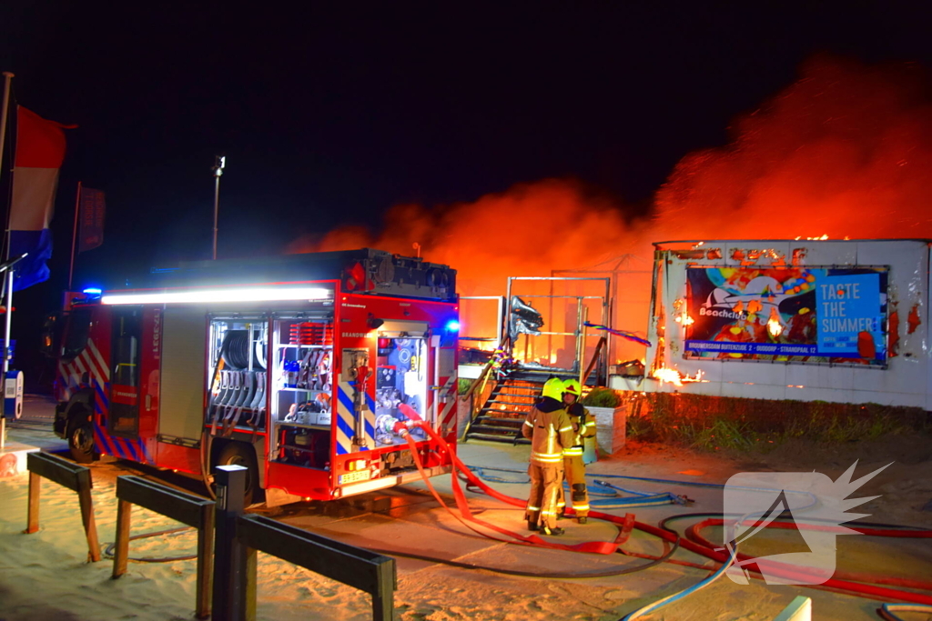 Strandtent verwoest door vlammenzee