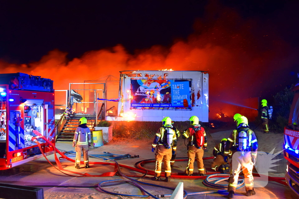 Strandtent verwoest door vlammenzee