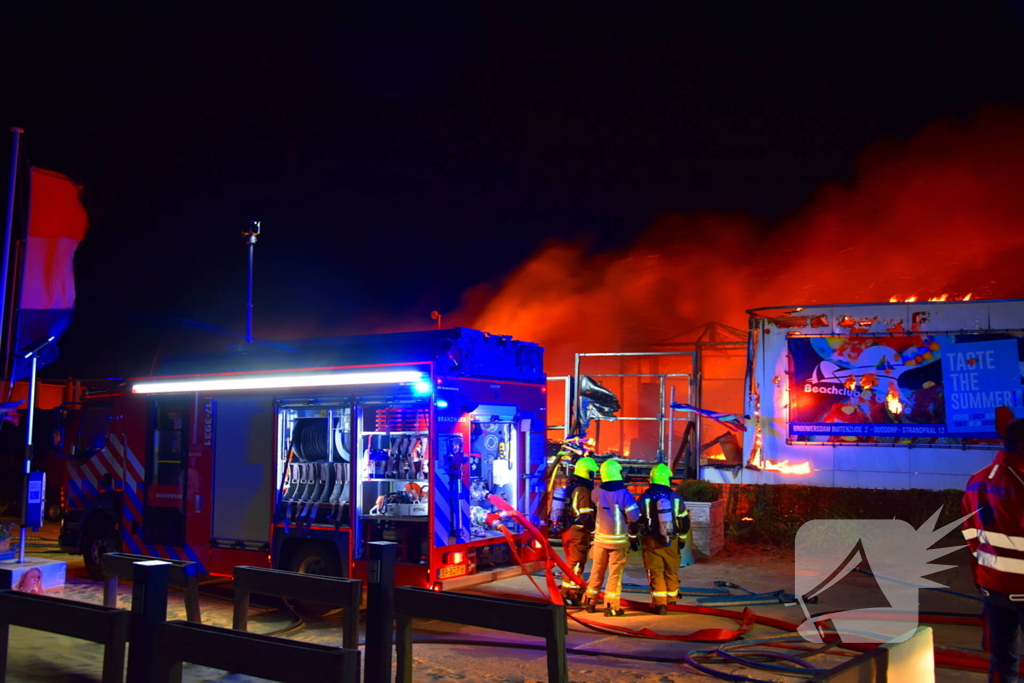 Strandtent verwoest door vlammenzee