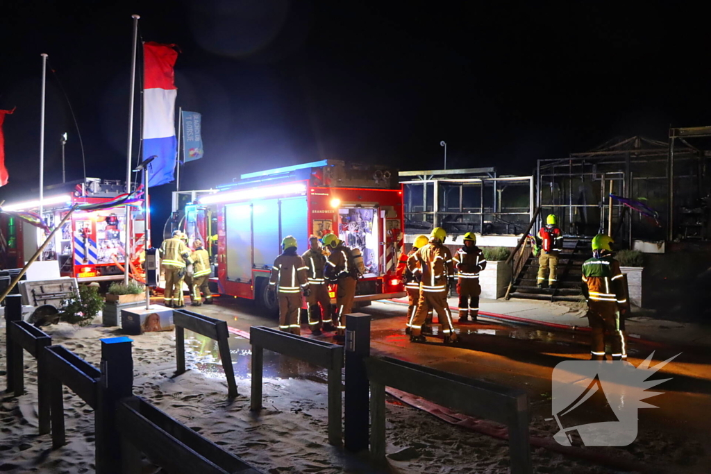 Strandtent verwoest door vlammenzee