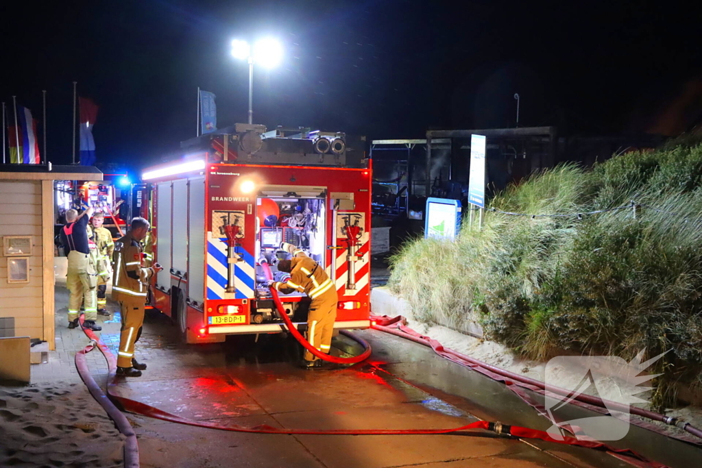 Strandtent verwoest door vlammenzee