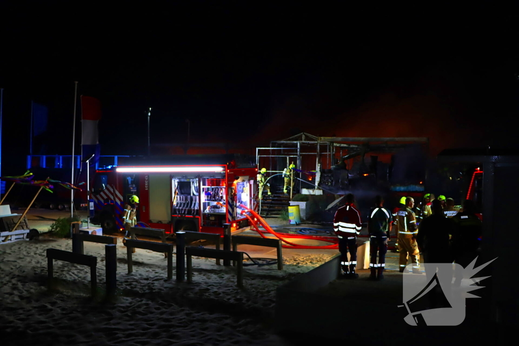 Strandtent verwoest door vlammenzee