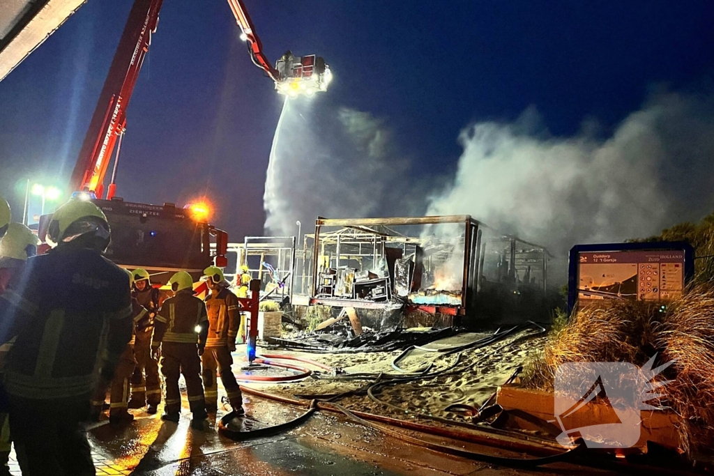 Strandtent verwoest door vlammenzee