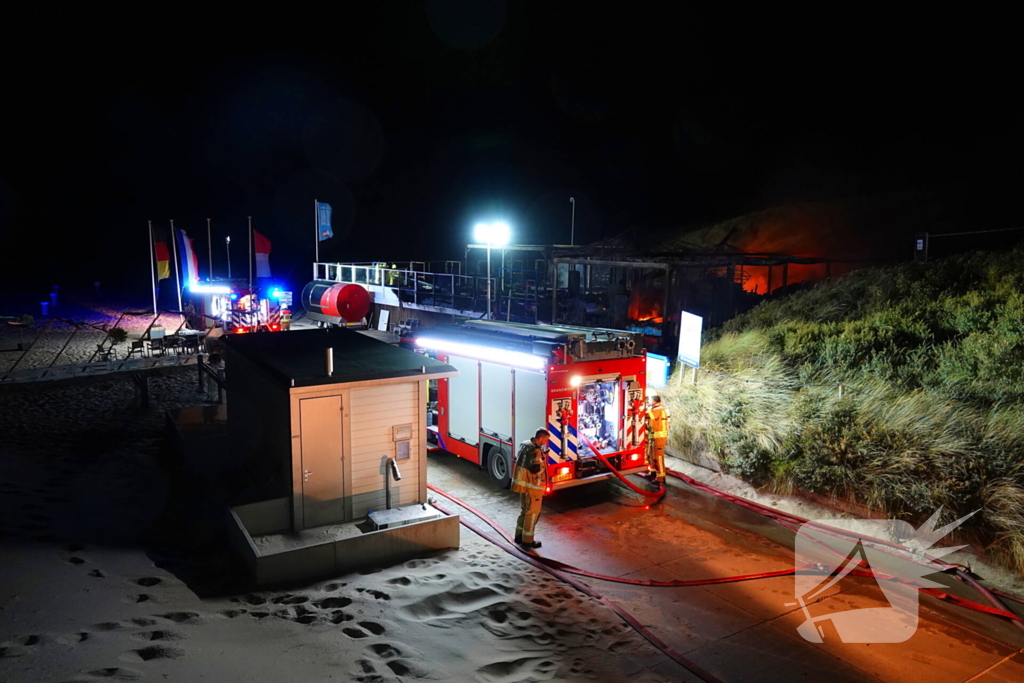 Strandtent verwoest door vlammenzee