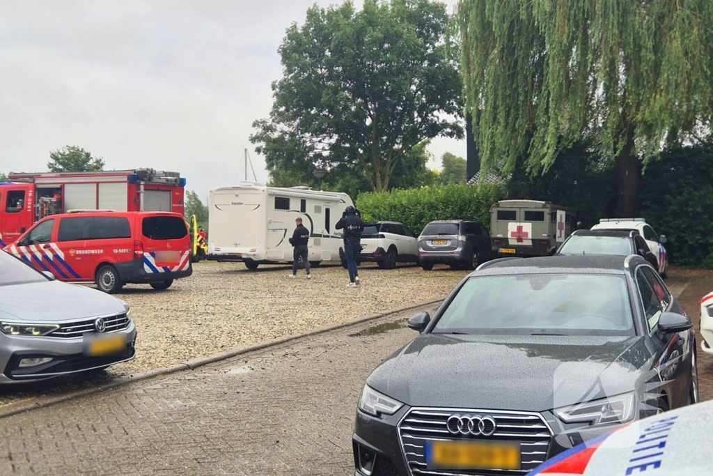 Hulpdiensten druk met persoon die verward gedrag vertoont