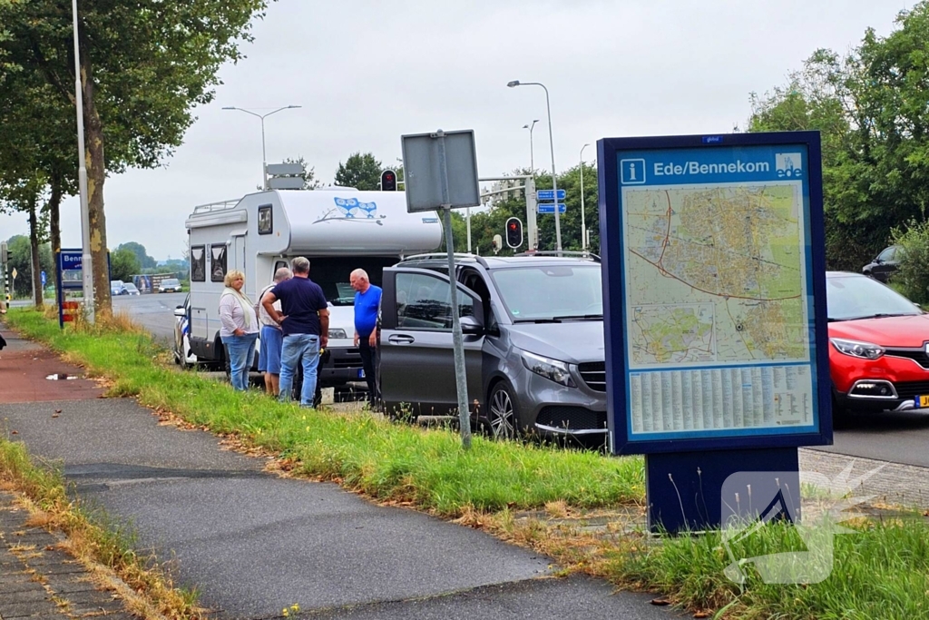 Kop-staart aanrijding tussen camper en bestelbus