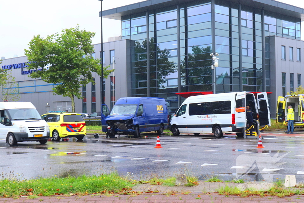 Meerdere gewonden bij aanrijding tussen bestelbus en personenauto