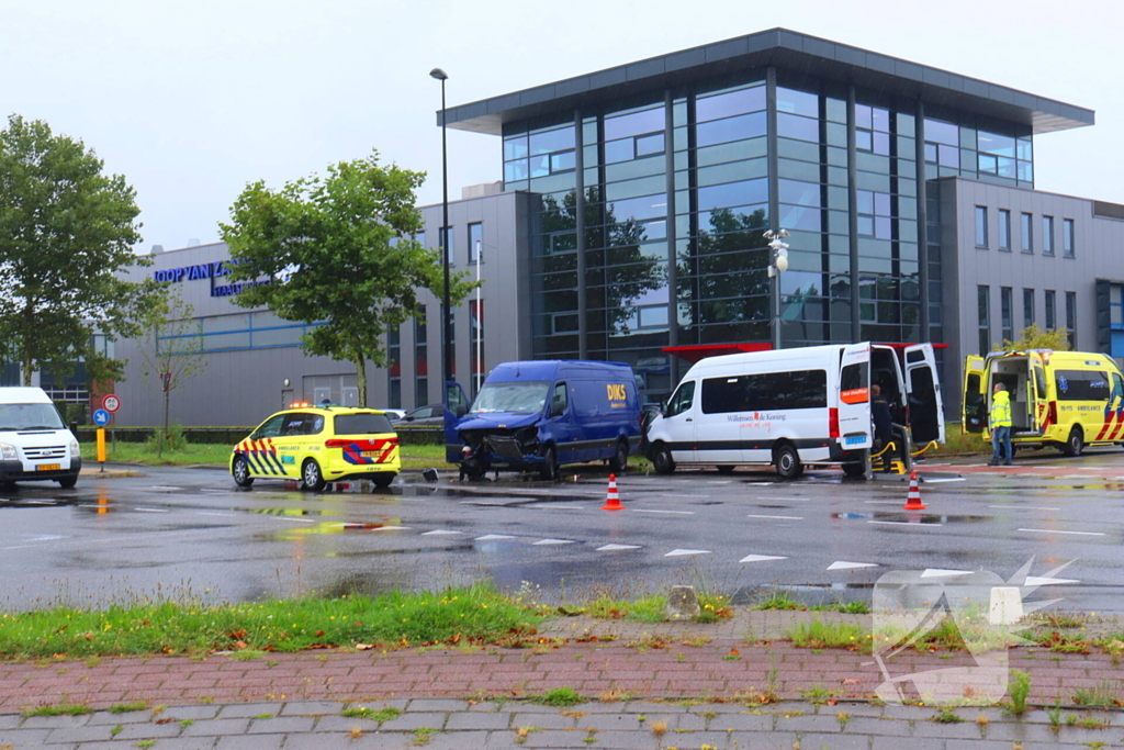 Meerdere gewonden bij aanrijding tussen bestelbus en personenauto