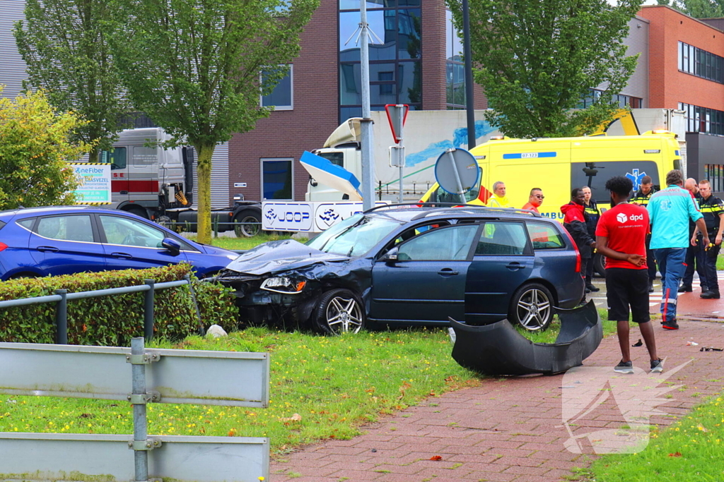 Meerdere gewonden bij aanrijding tussen bestelbus en personenauto