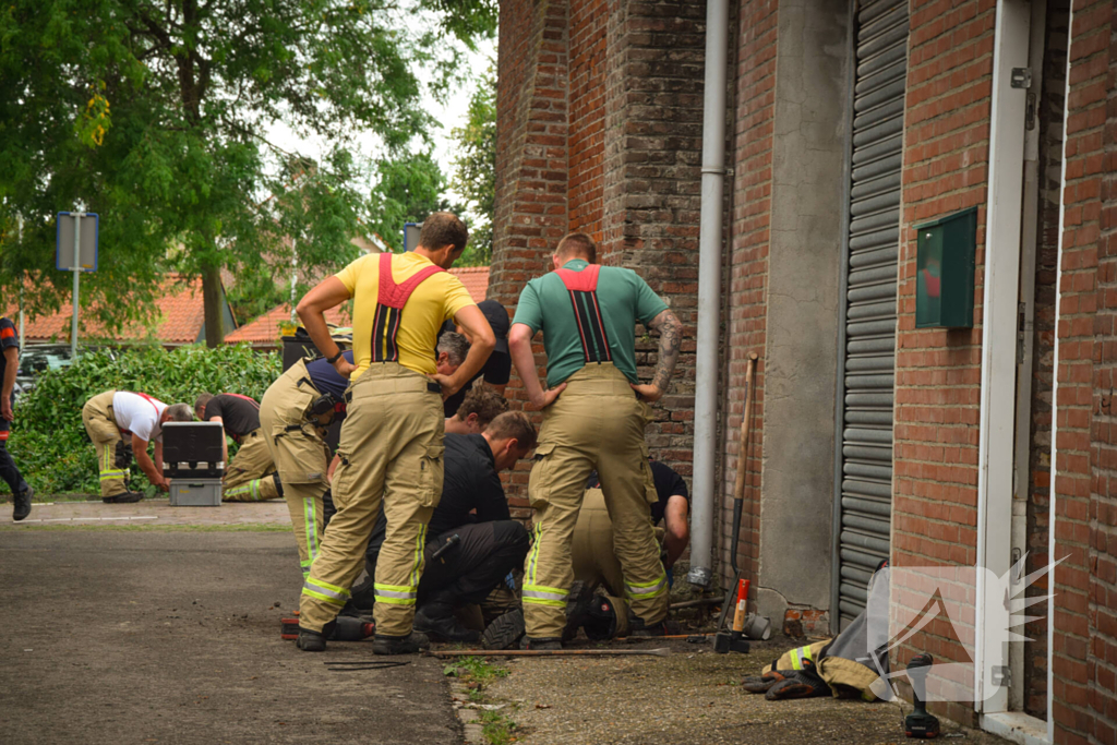 Brandweer helpt politie in zoektocht naar telefoon in riool na inval wietkwekerij