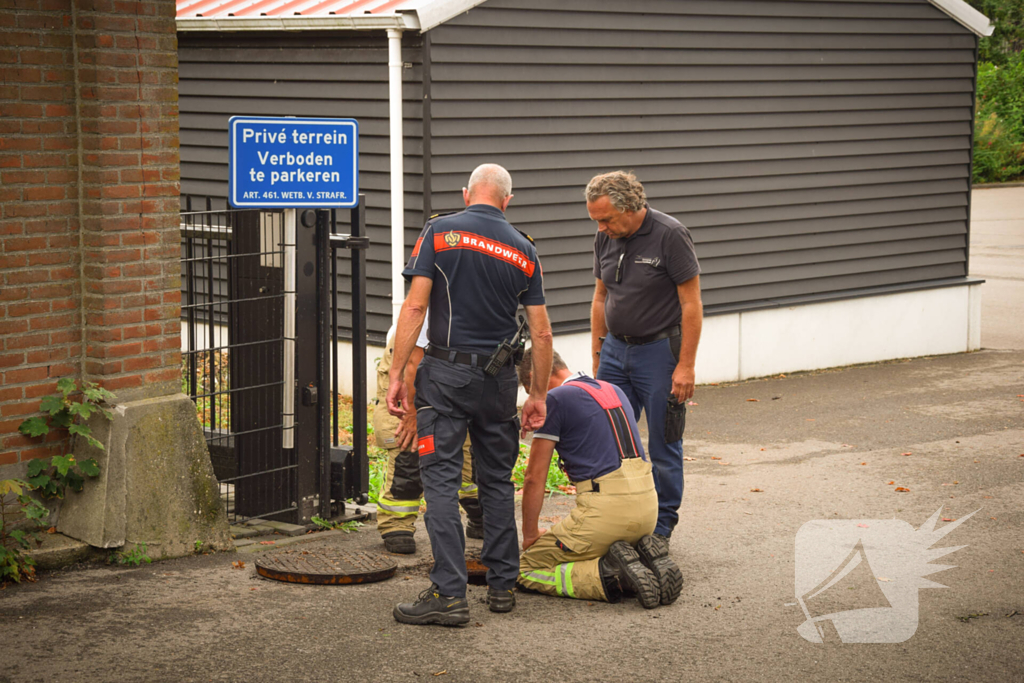 Brandweer helpt politie in zoektocht naar telefoon in riool na inval wietkwekerij