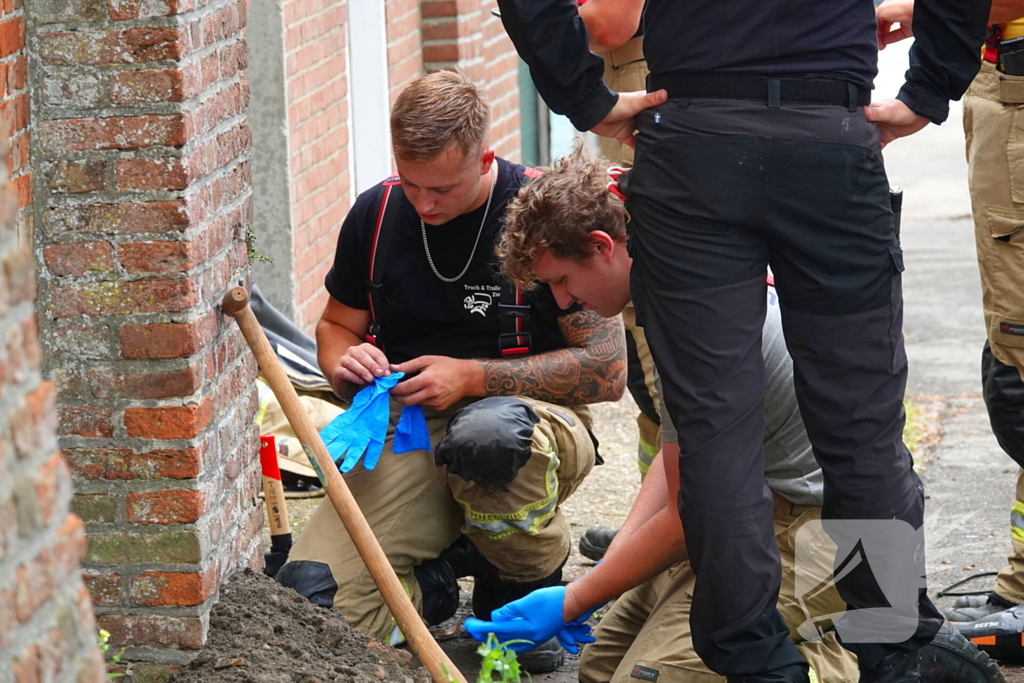 Brandweer helpt politie in zoektocht naar telefoon in riool na inval wietkwekerij