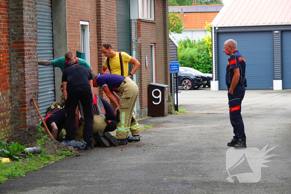 Brandweer helpt politie in zoektocht naar telefoon in riool na inval wietkwekerij