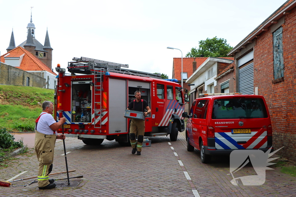 Brandweer helpt politie in zoektocht naar telefoon in riool na inval wietkwekerij