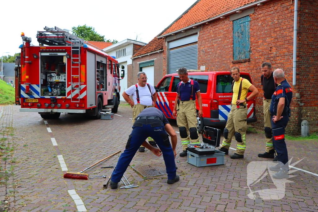 Brandweer helpt politie in zoektocht naar telefoon in riool na inval wietkwekerij