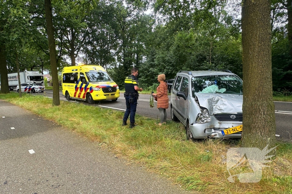 Automobilist verliest macht over stuur en klapt op boom