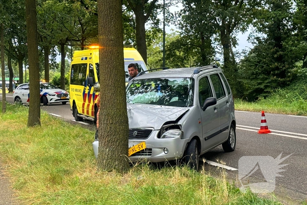 Automobilist verliest macht over stuur en klapt op boom