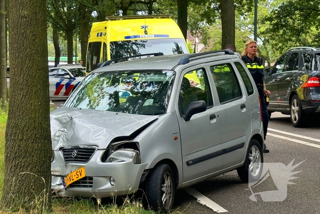 Automobilist verliest macht over stuur en klapt op boom