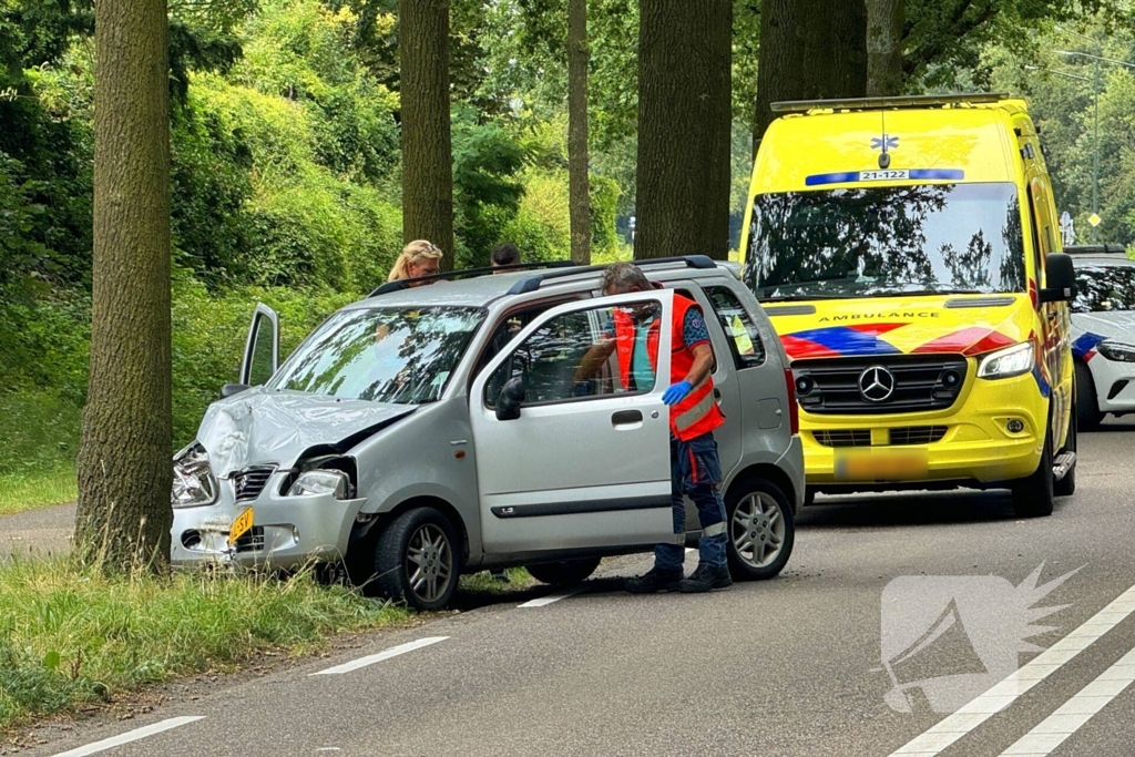 Automobilist verliest macht over stuur en klapt op boom