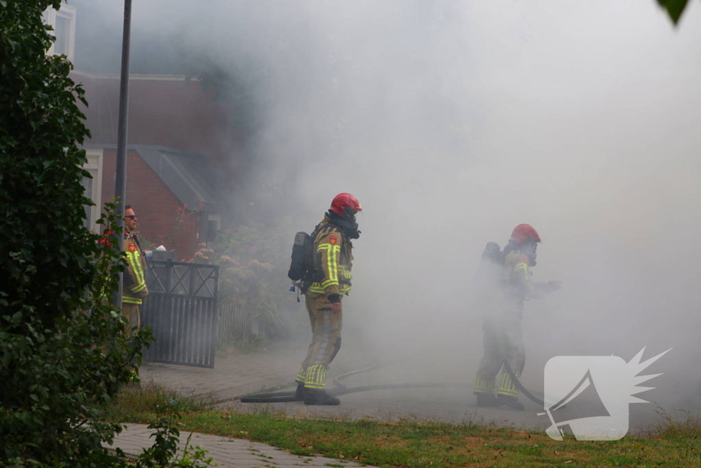 Brandweer blust brandende auto