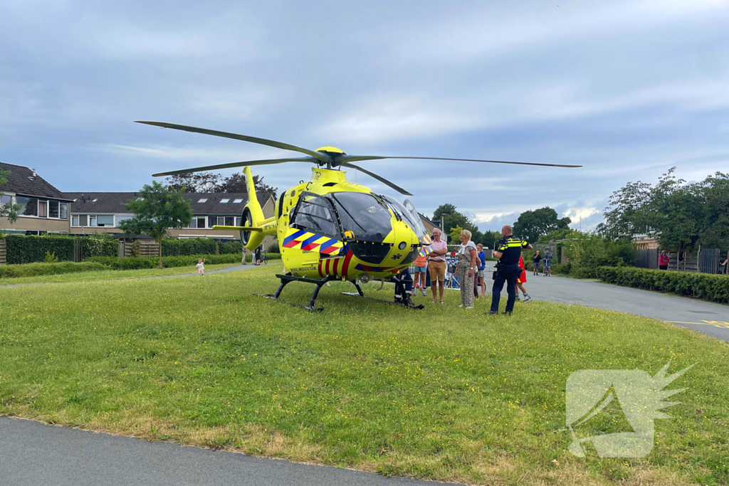 Traumahelikopter trekt veel bekijks in woonwijk