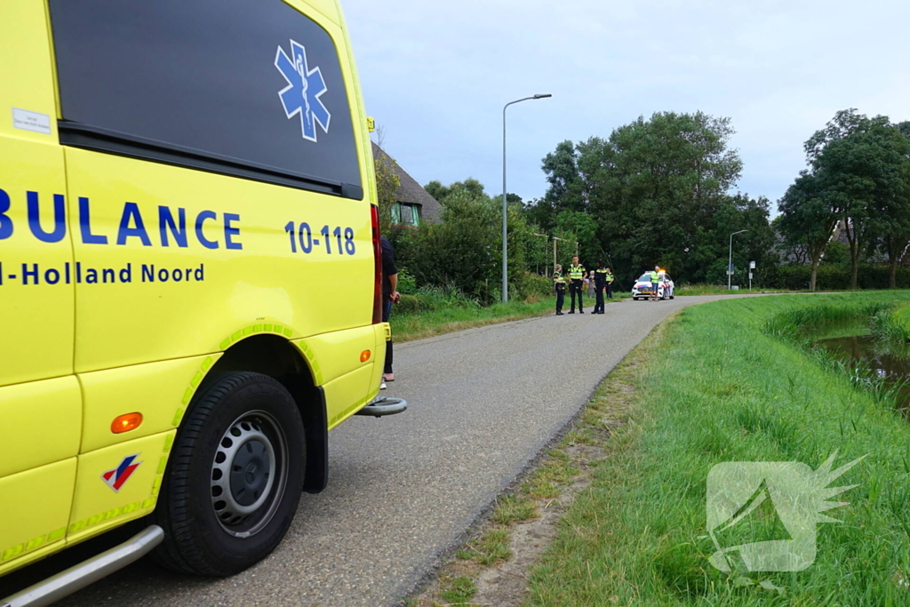 Bus belandt op de kop in voortuin, bestuurder aangehouden