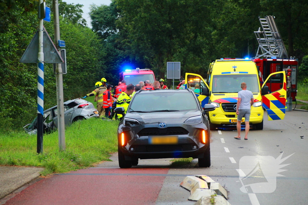 Ravage en bestuurder bekneld na crash