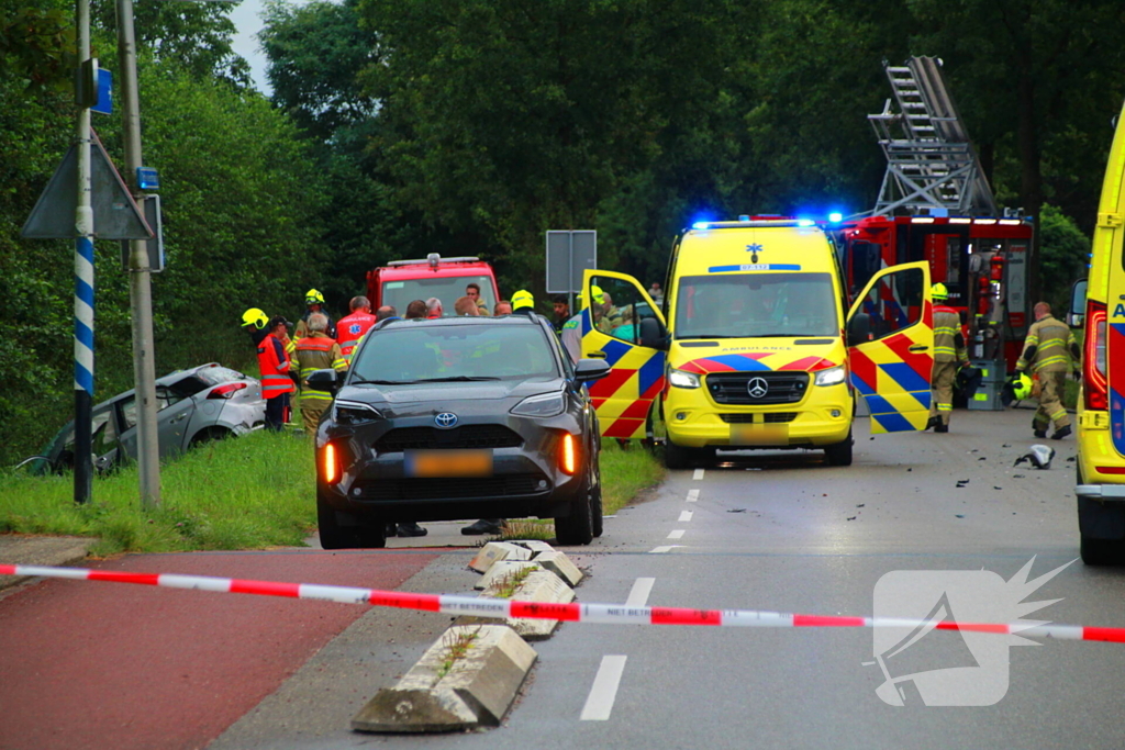 Ravage en bestuurder bekneld na crash