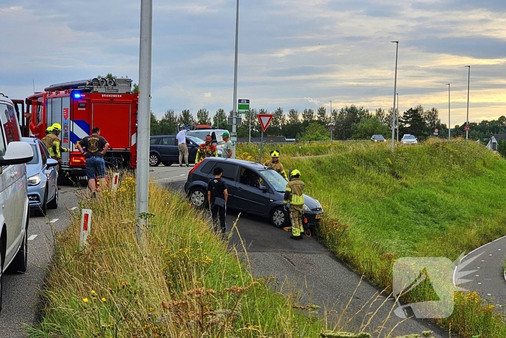 Brandweer trekt auto terug de dijk op