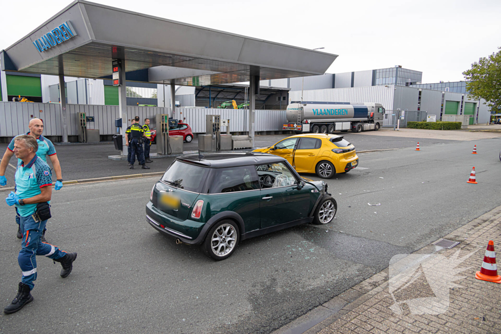 Auto's zwaar beschadigd door aanrijding