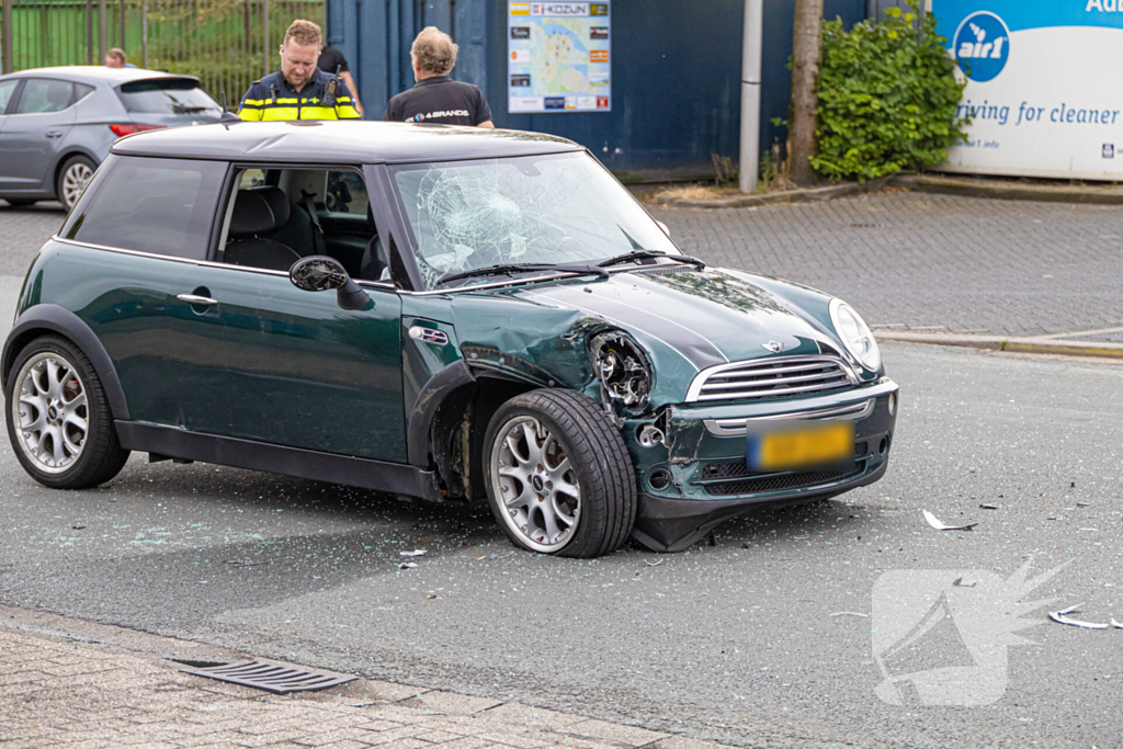 Auto's zwaar beschadigd door aanrijding