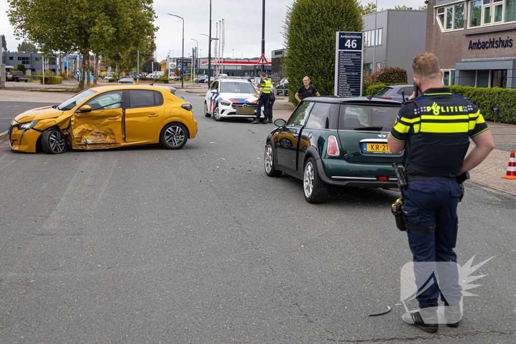 Auto's zwaar beschadigd door aanrijding