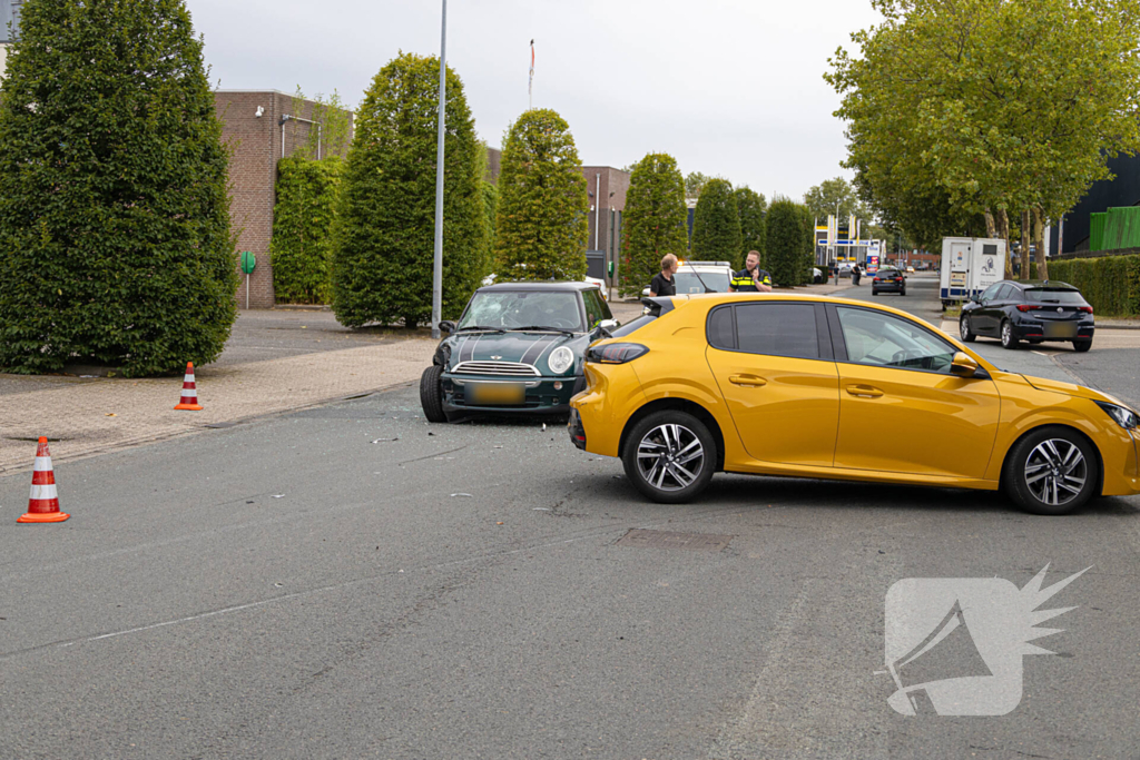 Auto's zwaar beschadigd door aanrijding