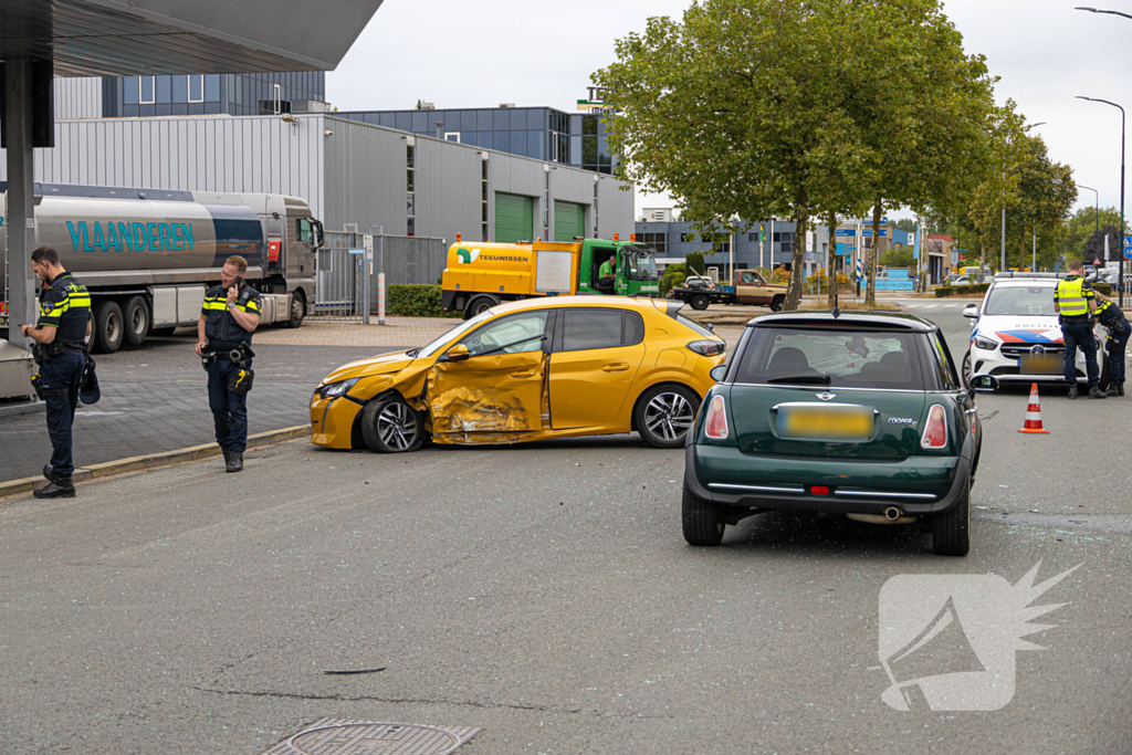 Auto's zwaar beschadigd door aanrijding