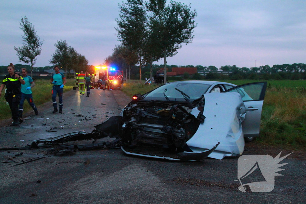 Enorme schade na aanrijding, meerdere ambulances ingezet