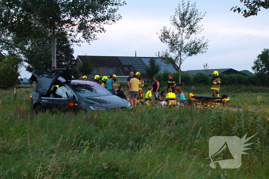 Enorme schade na aanrijding, meerdere ambulances ingezet