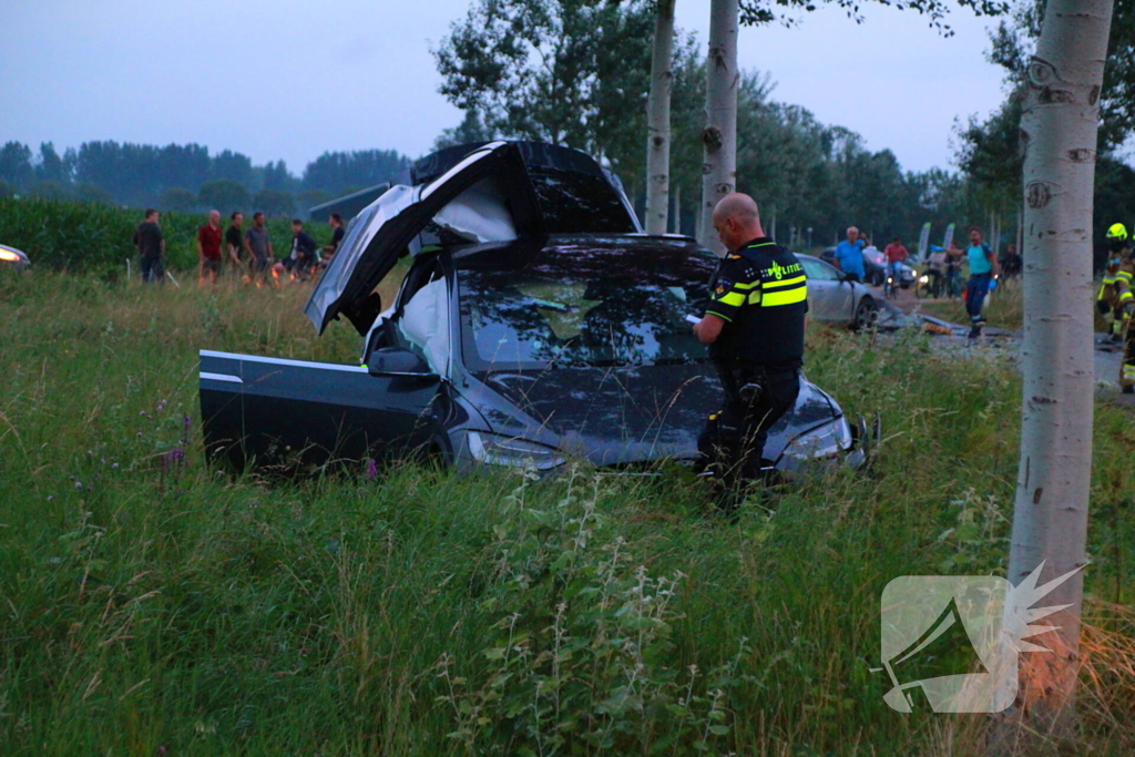 Enorme schade na aanrijding, meerdere ambulances ingezet