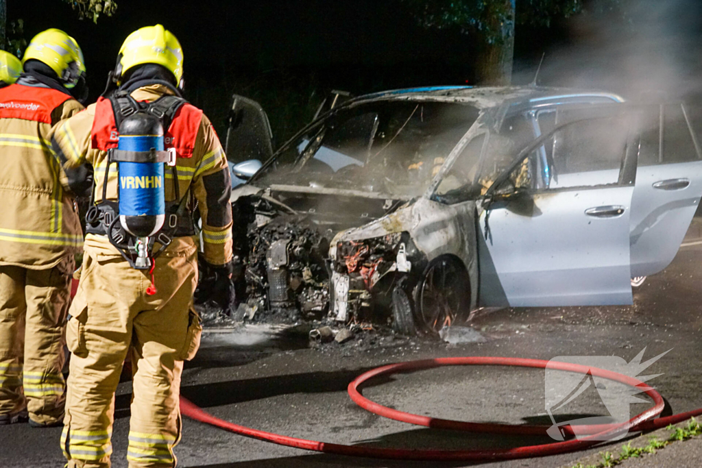 Auto vliegt in brand tijdens rijden