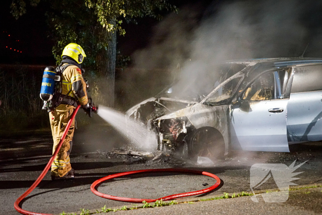 Auto vliegt in brand tijdens rijden