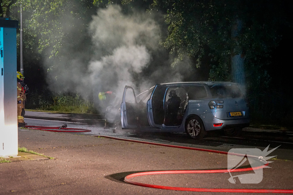 Auto vliegt in brand tijdens rijden