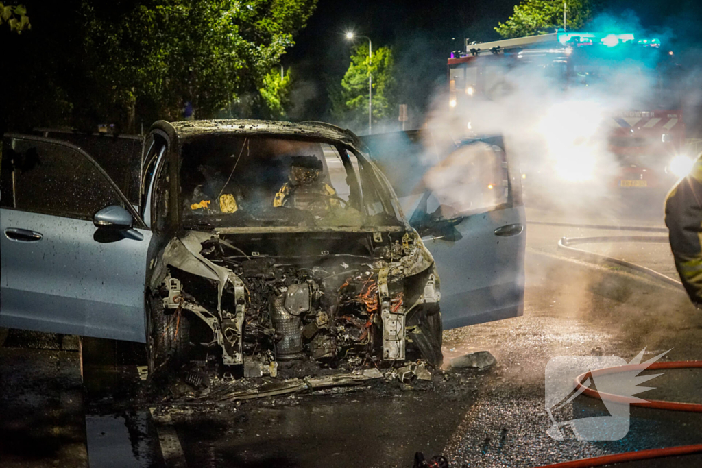 Auto vliegt in brand tijdens rijden