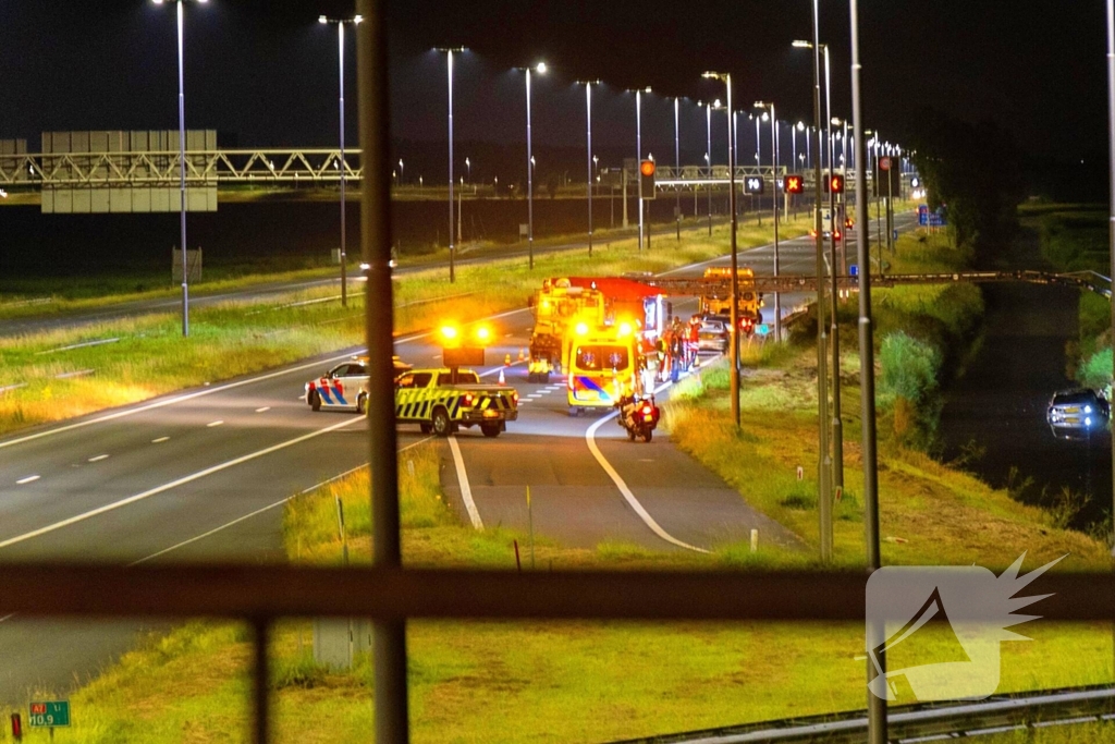 Luxe BMW te Water, twee rijstroken afgesloten