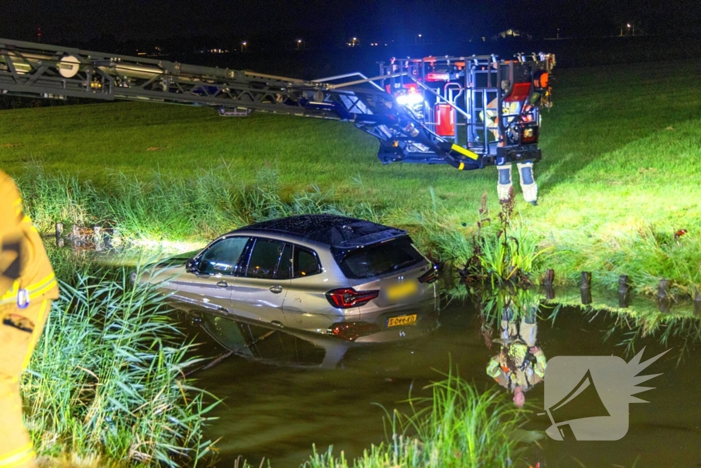 Luxe BMW te Water, twee rijstroken afgesloten