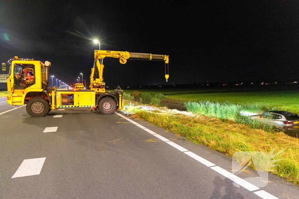 Luxe BMW te Water, twee rijstroken afgesloten