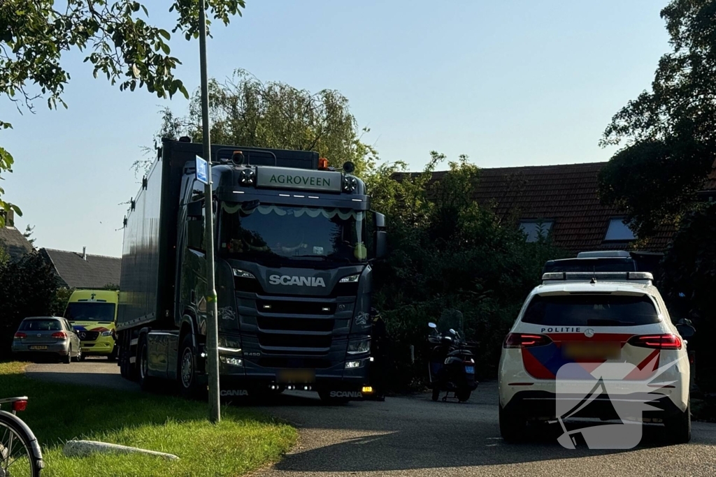 Vrachtwagen schept scooterrijder