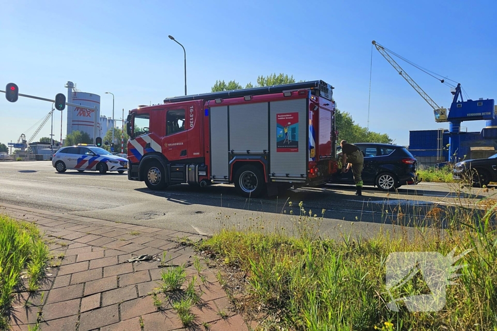 Voertuig vat vlam voor stoplicht